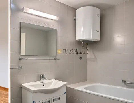 Kupatilo opremljeno umivaonikom, ogledalom, kadom i bojlerom. - image 10