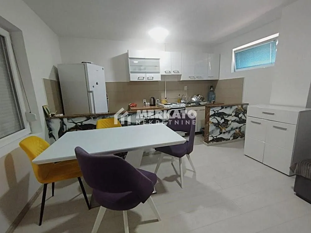 Izdavanje, trosoban stan, 55m², Centar, Zrenjanin