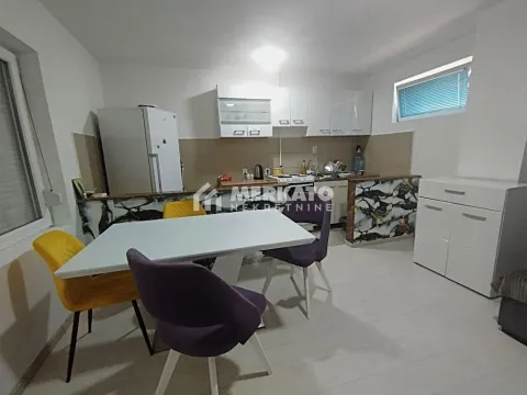 Izdavanje, trosoban stan, 55m², Centar, Zrenjanin - image 7