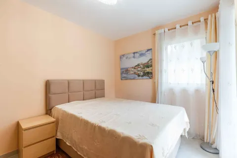 Spavaća soba sa bračnim krevetom, noćnim ormarićem i prozorom. - image 5