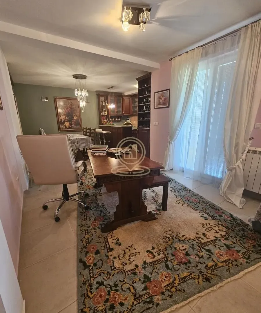 Prodaja, trosoban stan, 130m², Centar, Kragujevac