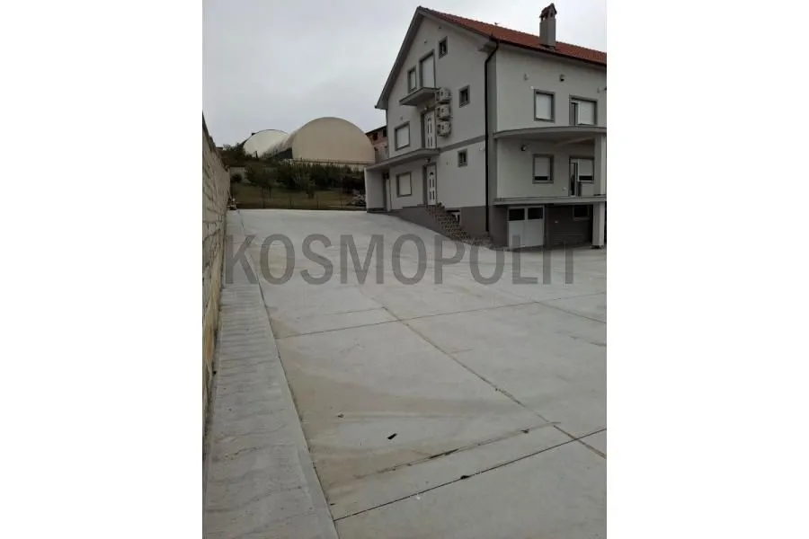 Izdavanje, kuća, 250m², Mali Mokri Lug, Zvezdara Sve Podlokacije