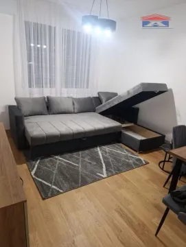 Dnevna soba sa ugaonom garniturom i tepihom. - image 10