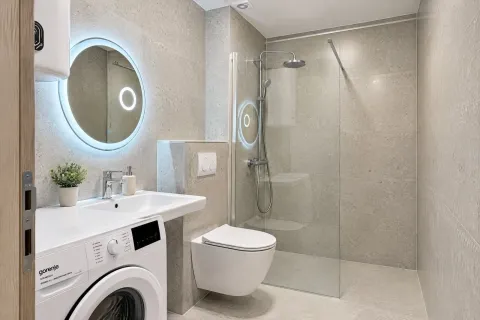 Moderne kupatilo sa tuš kabinom, umivaonikom i veš mašinom. - image 9