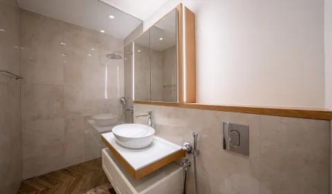 Moderne kupatilo sa umivaonikom, ormarićem sa ogledalom i tuš kabinom. - image 10