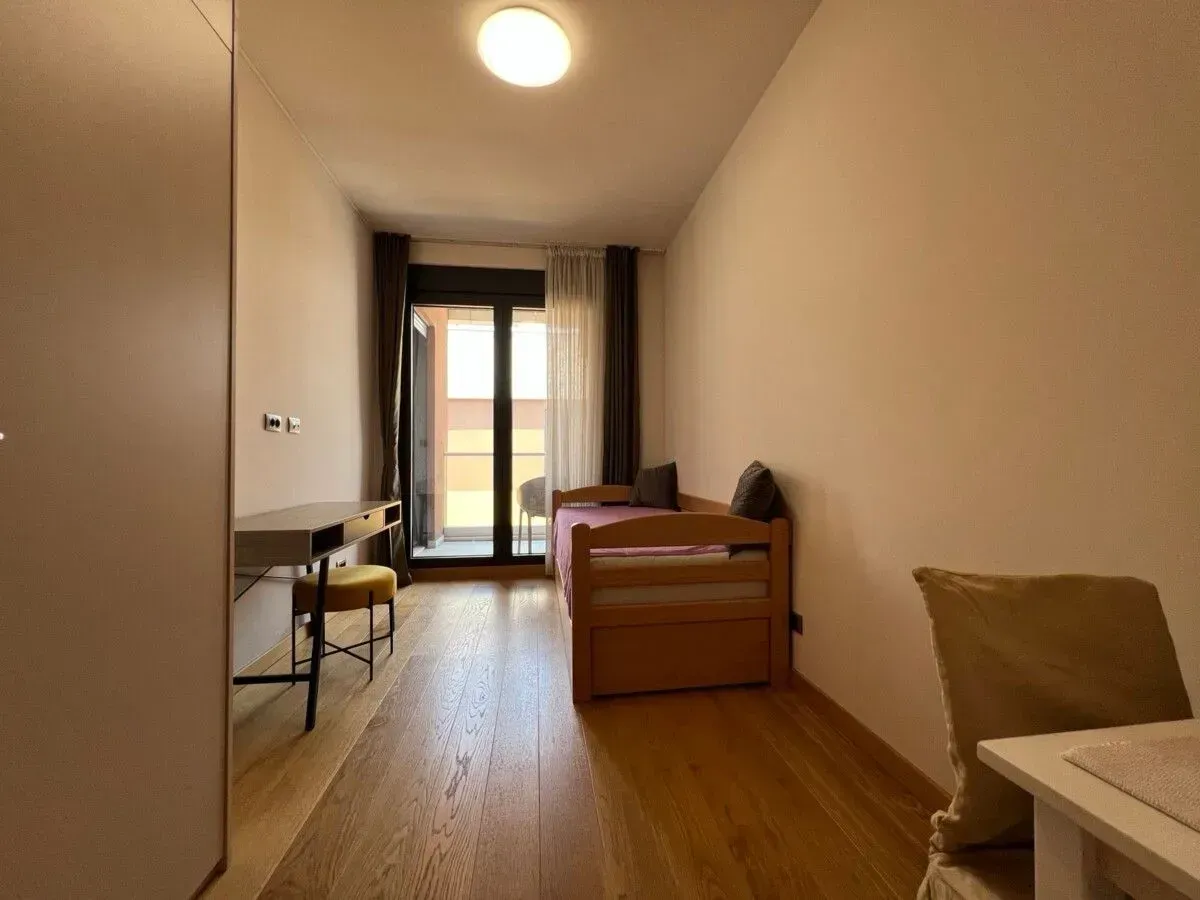 Izdavanje, dvosoban stan, 75m², Kod Capital Plaze, Podgorica