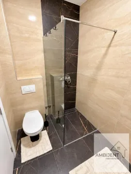 Savremeno opremljeno kupatilo sa tuš kabinom i wc šoljom. - image 6