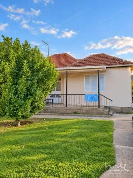Pogled na prednji dio kuće sa dvorištem i zelenilom. - image 10