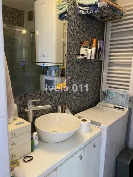 Kupatilo sa umivaonikom, ogledalom, bojlerom i mašinom za veš. - image 7