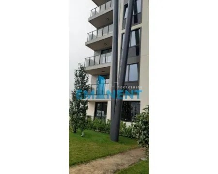 Pogled na spoljašnjost moderne stambene zgrade sa uređenim dvorištem i balkonima. - image 18