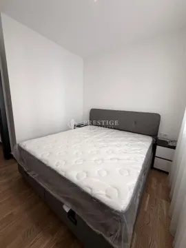 Spavaća soba sa bračnim krevetom i bijelim zidovima. - image 10