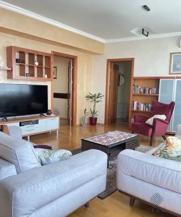 Izdavanje, dvosoban stan, 100m², Centar, Podgorica