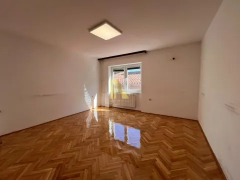 Prazna soba sa parketom i jednim prozorom. - image 3