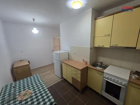 Kuhinja sa trpezarijom opremljena osnovnim elementima i aparatom. - image 11