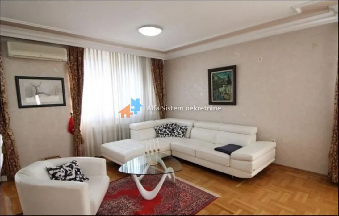 Furnished living room with a sofa set and parquet flooring.