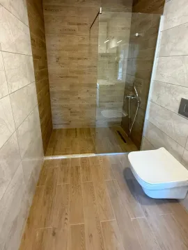 Moderne kupatilo sa tuš kabinom i wc šoljom. - image 7