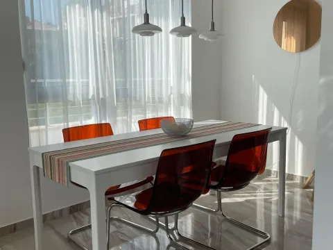 Izdavanje, trosoban stan, 86m², Centar, Tivat - image 2