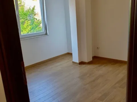 Izdavanje, trosoban stan, 90m², Vezirov Most, Podgorica - image 8