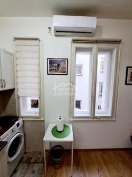Manja kuhinja sa prozorima, veš mašinom i klima uređajem. - image 10