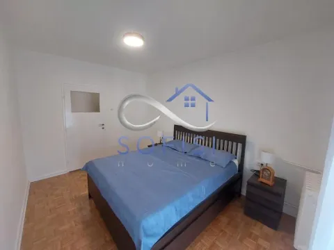 Spavaća soba sa bračnim krevetom i noćnim stočićem. - image 10
