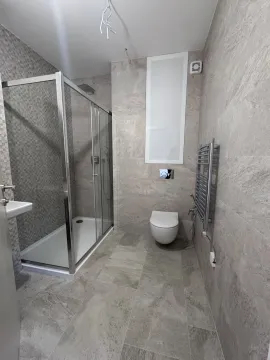 Moderno kupatilo sa tuš kabinom i sivim pločicama. - image 11