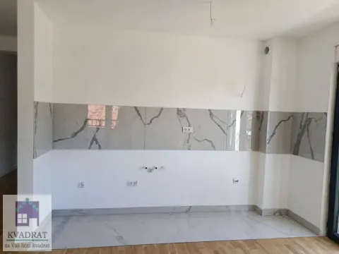 Pogled na zid sa keramičkim pločicama u prostoru pripremljenom za kuhinju. - image 3