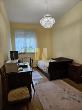 Spavaća soba sa krevetom, radnim stolom i lusterom. - image 20