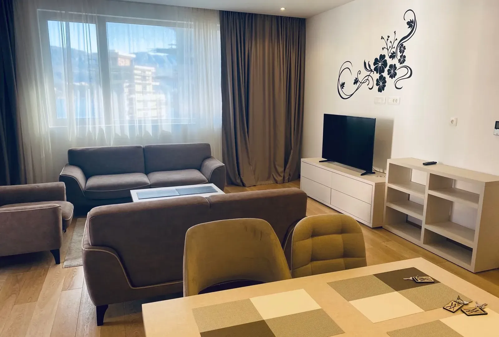 Izdavanje, dvosoban stan, 76m², Centar, Budva