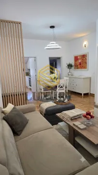 Dnevna soba sa garniturom i trpezarijom u pozadini. - image 6