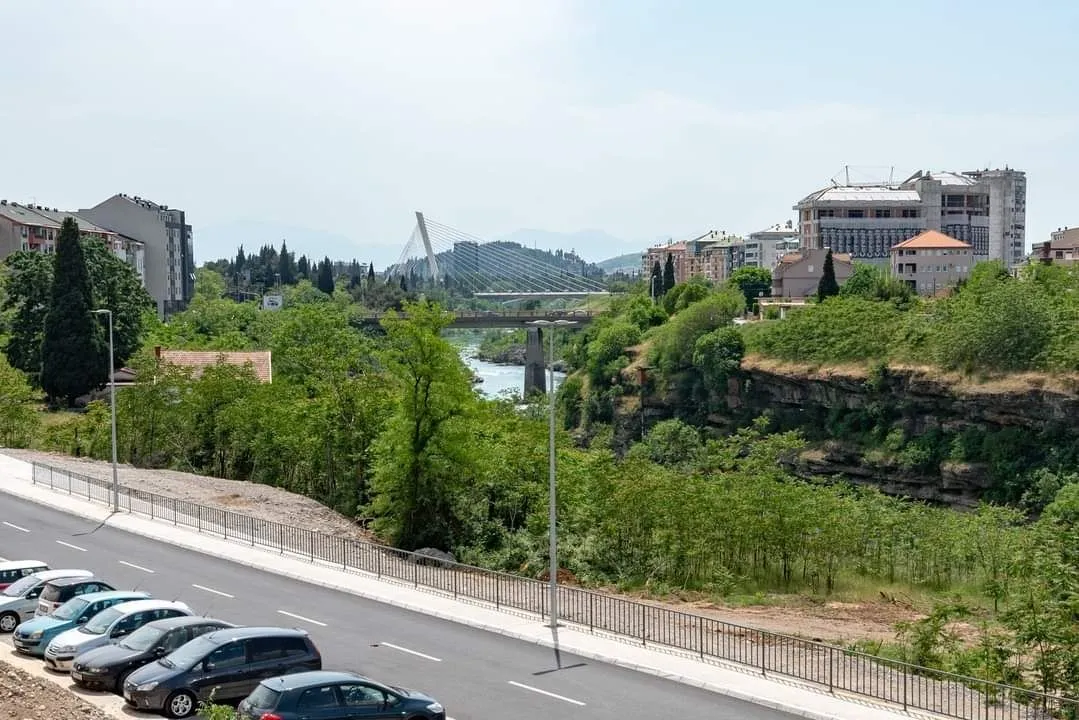 Pogled na rijeku Moraču i most Milenijum u Podgorici.