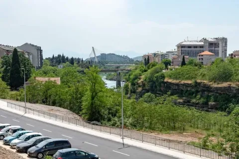 Pogled na rijeku Moraču i most Milenijum u Podgorici. - image 4