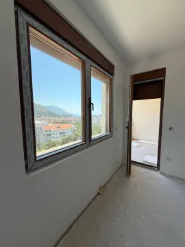 Prazna soba u izgradnji sa prozorom i pogledom na grad. - image 6