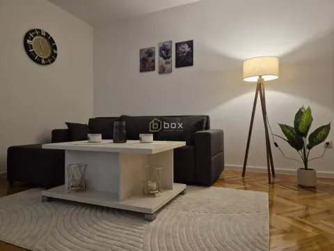 Dnevna soba sa ugaonom garniturom, stočićem i podnom lampom. - image 3