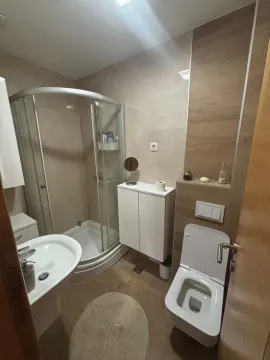 Moderne opremljeno kupatilo sa tuš kabinom, umivaonikom i toaletom. - image 9