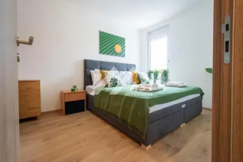 Udobna spavaća soba sa bračnim krevetom i drvenim podom. - image 6