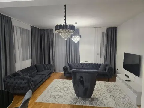 Prostrana dnevna soba sa garniturom, foteljom i televizorom. - image 2