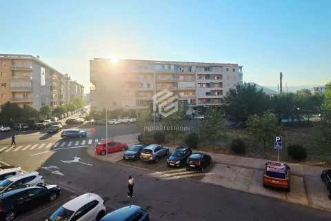 Pogled sa prozora na ulicu, parking i okolne stambene zgrade. - image 9