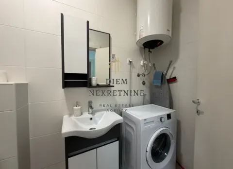 Manje kupatilo sa umivaonikom, ormarićem, ogledalom, veš mašinom i bojlerom. - image 10