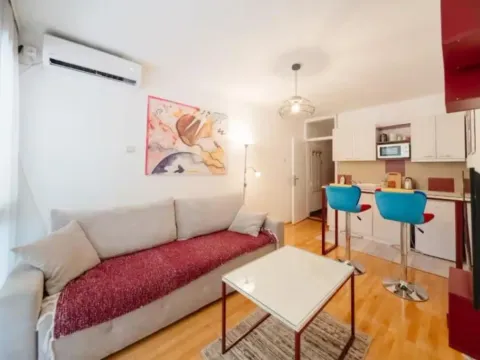 Izdavanje, jednosoban stan, 55m2, Blok 5, Podgorica