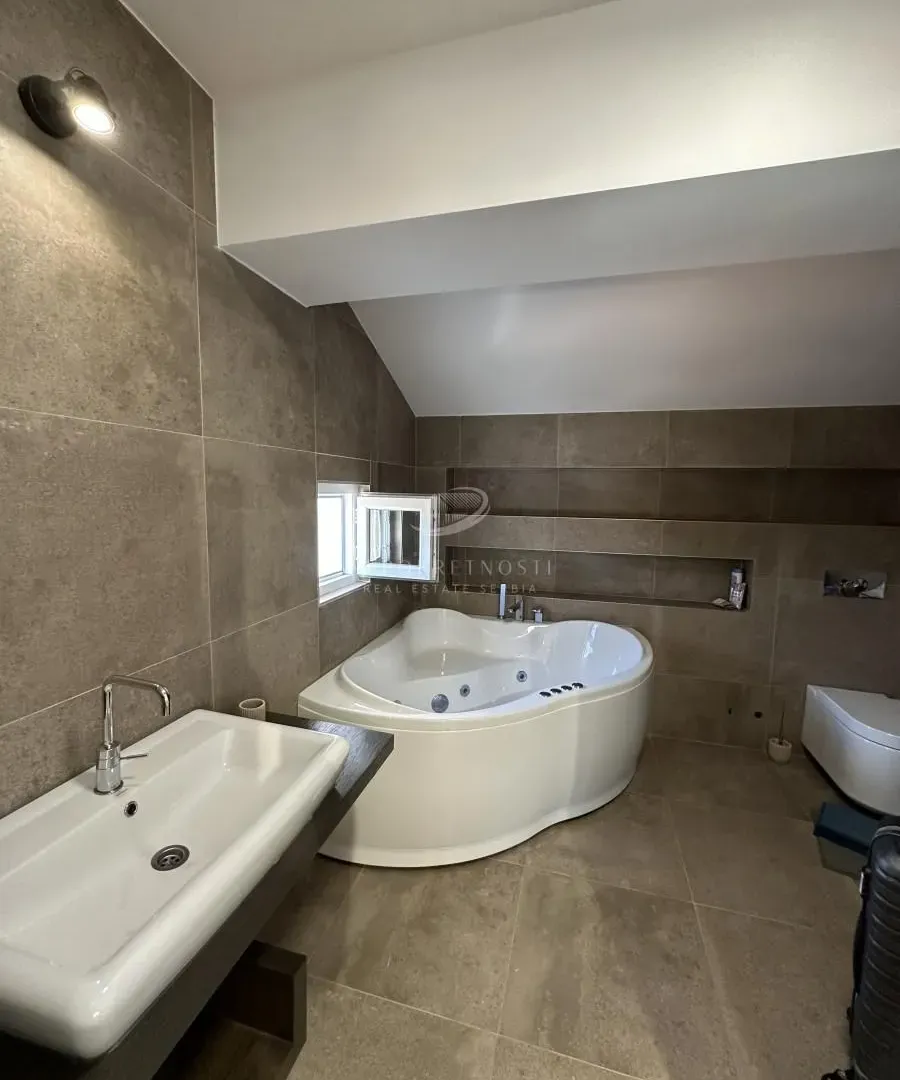 Sale, house, 300m², Lekino Brdo, Voždovac Sve Podlokacije