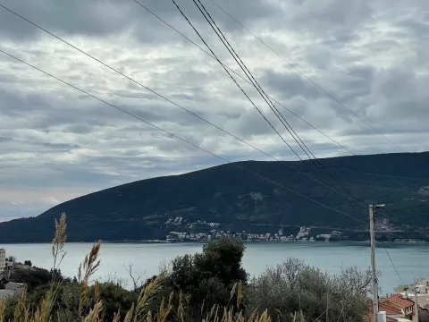 Pogled sa imanja na more i okolna brda pod oblačnim nebom. - image 14