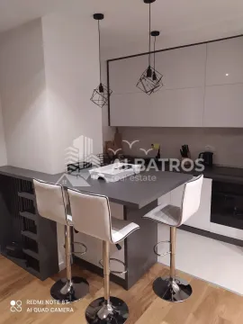 Moderna kuhinja sa šankom i barskim stolicama. - image 8