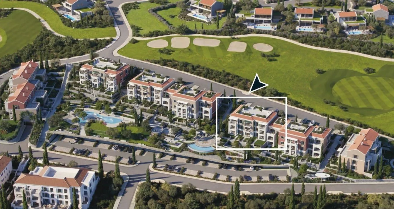 Vazdušni snimak stambenog kompleksa sa označenom zgradom.