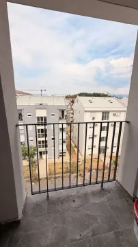 Pogled sa balkona na okolne zgrade i naselje. - image 5