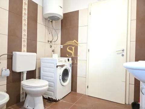 Smaller bathroom with sanitary ware and a washing machine. - image 13