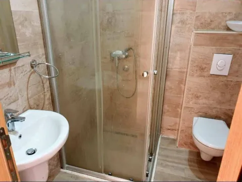 Kupatilo opremljeno tuš kabinom, umivaonikom i toaletom. - image 7