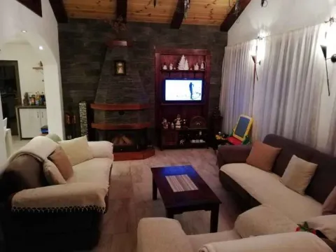 Dnevna soba sa kaminom i garniturom za sjedenje. - image 7