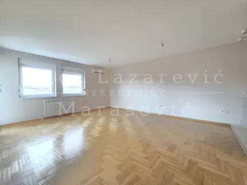 Prazna dnevna soba sa parketom i prozorima. - image 4