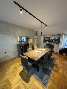 Trpezarija sa drvenim stolom i sivim stolicama u modernom enterijeru. - image 4