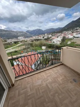Manji popločani balkon sa pogledom na grad i planine. - image 6